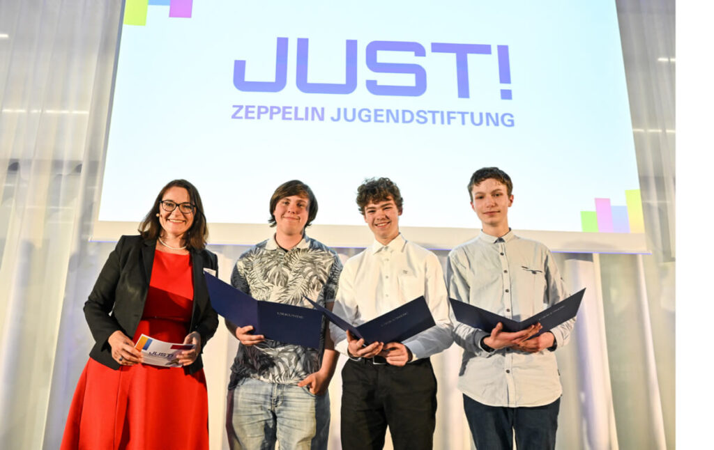 Alexandra Mebus (left) with the winners of the team “Litfaßsäule” (JUST! Youth Foundation Award, 2022 Award Ceremony)