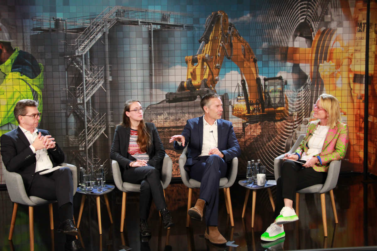 Panel during CSR Week 2023: (from left to right) CFO Christian Dummler, Head of CSR Ramona Kail, science journalist Dirk Steffens, Group spokesperson Sandra Scherzer as host