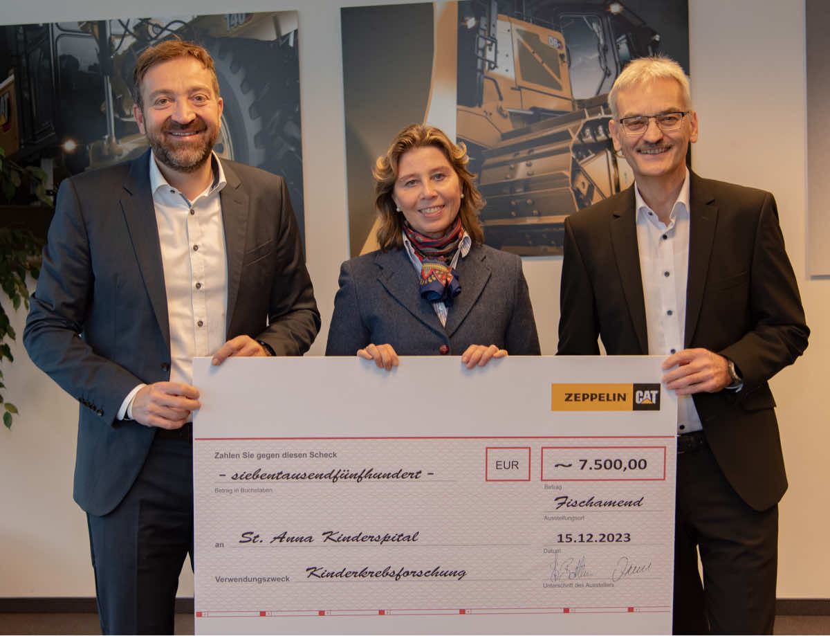 Support for a good cause: (from left to right) CEO Zeppelin Austria Stephan Bothen, Andrea Prantl from St. Anna Kinderspital and CFO Zeppelin Austria Michael Härtel at the donation presentation