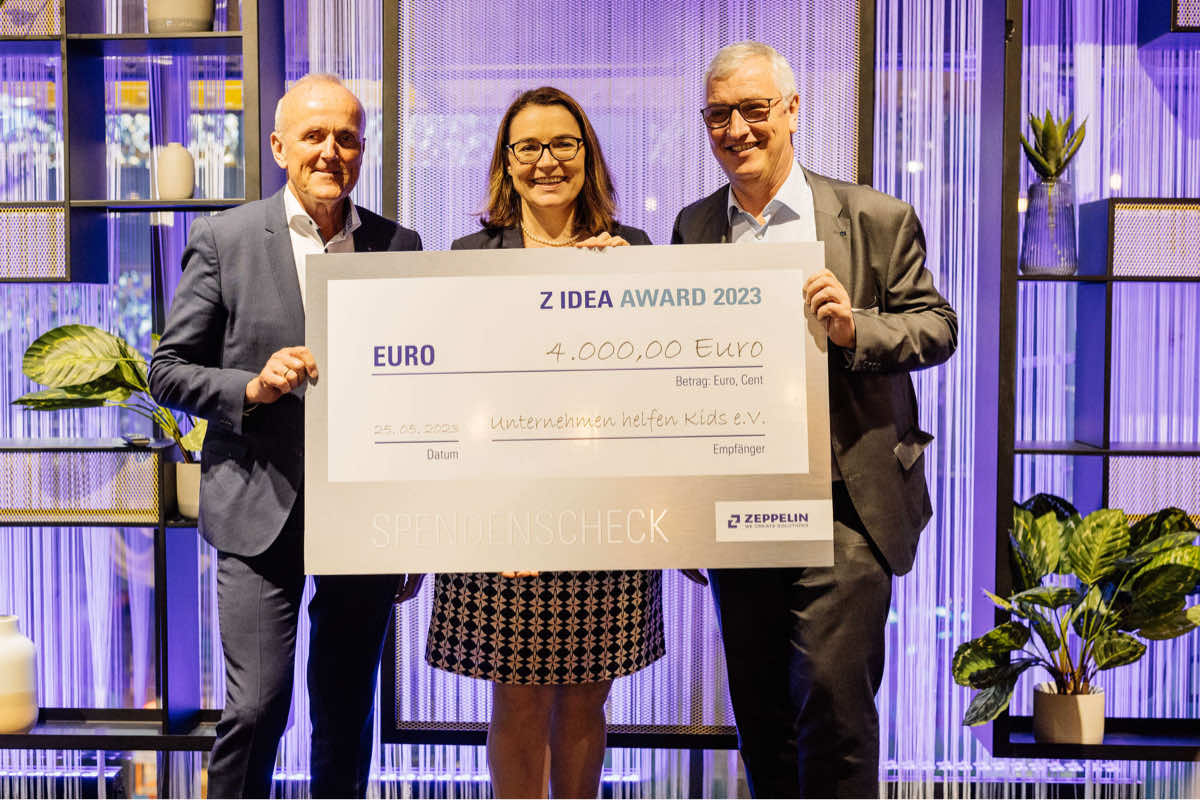 At the presentation of the Z IDEA Award 2023: (from left to right) Chairman of the Group Works Council Ralph Misselwitz, CHRO Alexandra Mebus and CEO Peter Gerstmann